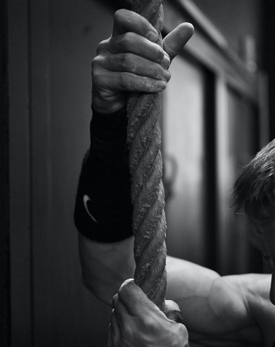 Мужик держит канат