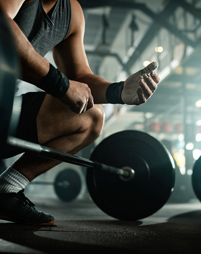 Мужик сидит около штанги