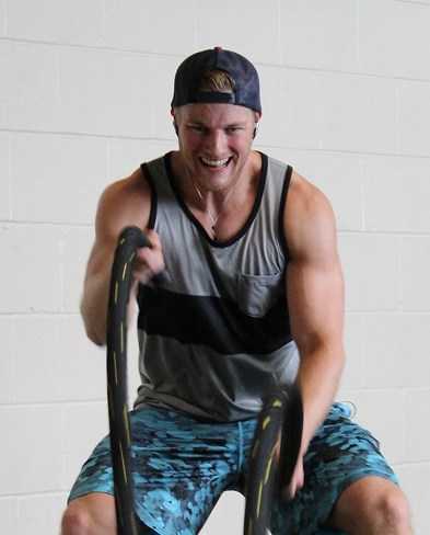 Мужик делает упражнение - двойная волна