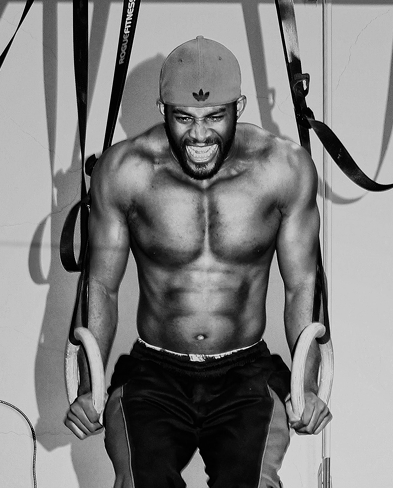 Мужик качает трицепс на кольцах