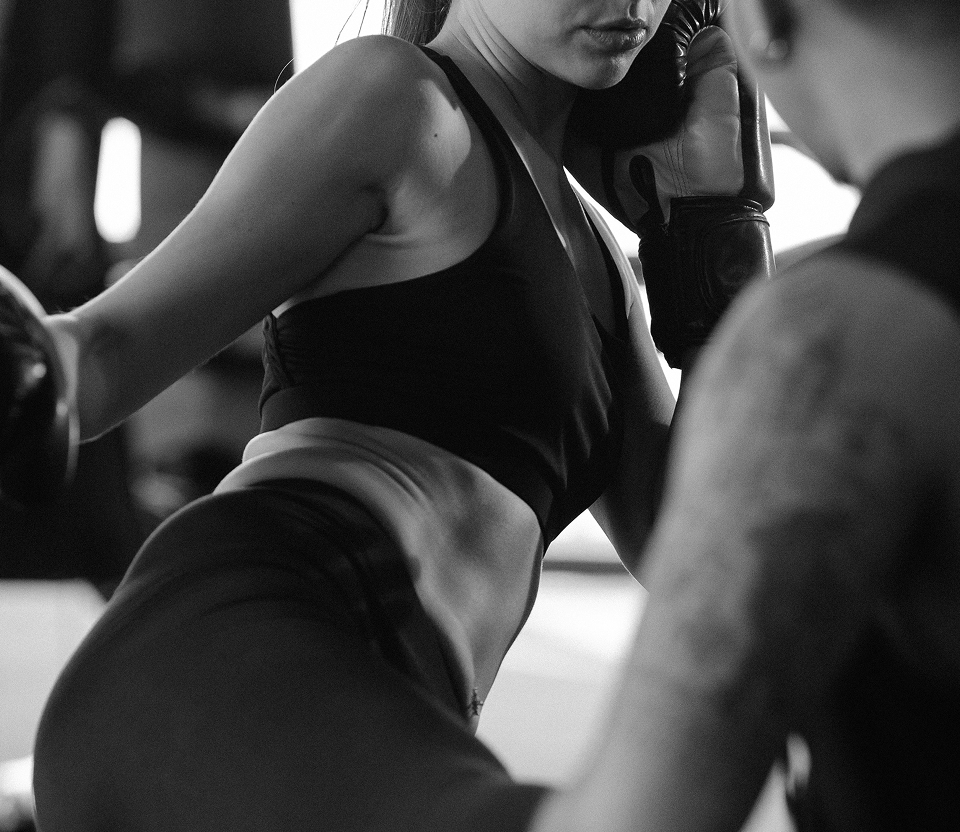 Девушка тренеруется с персональным тренером