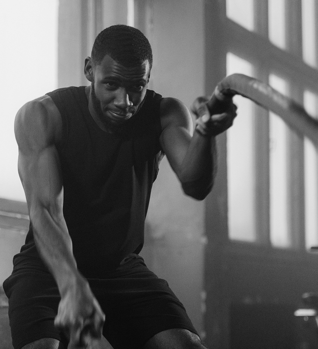 Мужик делает упражнение - двойная волна