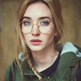 Девушка в очках