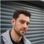 Парень с зализанной прической